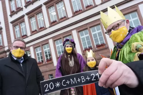 Schon im vergangenen Jahr hat OB Markus Zwick die Sternsinger vor dem Rathaus empfangen: (von links Zwick, Rebekka Krob, Pia Rei