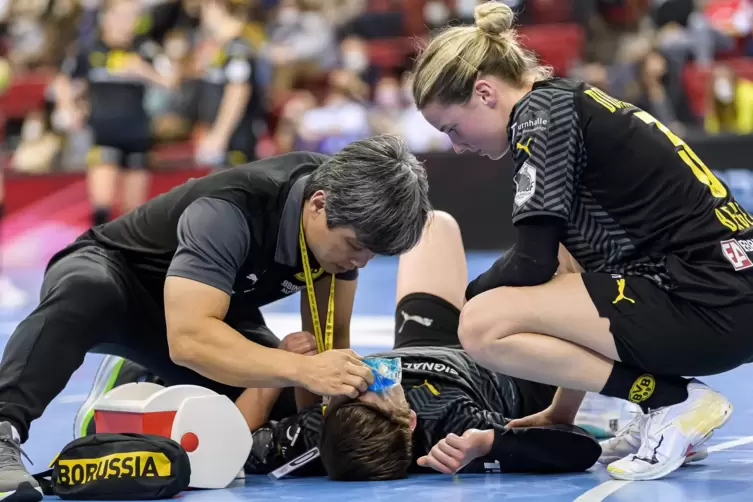 Dortmunds Spielmacherin Alina Grijseels (am Boden liegend) hat sich im Spitzenspiel in Bietigheim an der Nase verletzt, Teamkoll