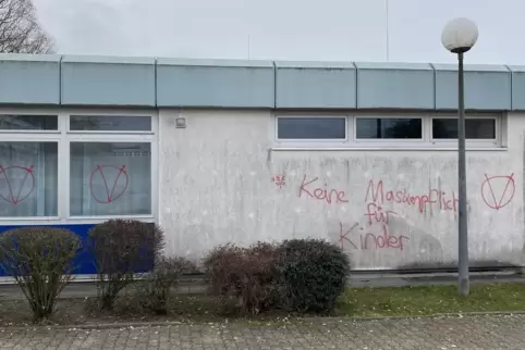 Impfgegner sprühen Parolen auf Dorschberg-Grundschule.