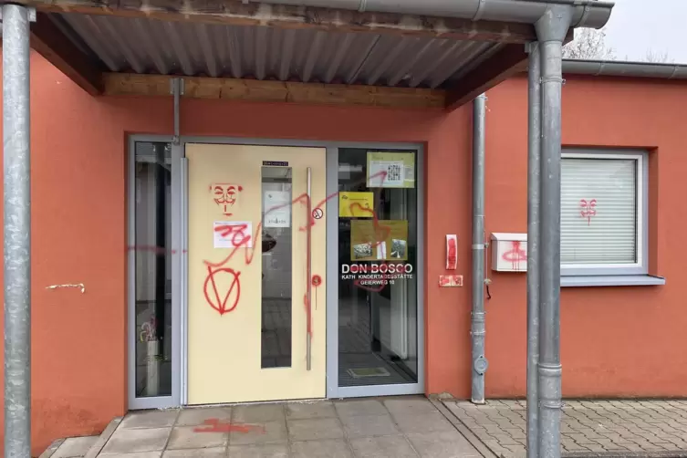 Auch Schl&ouml;sser und Klingeln besch&auml;digt: der Eingang des Don-Bosco-Kindergartens.