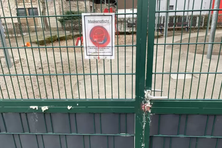 Die Spr&uuml;her hatten auch Bauschaum dabei: Tor am Spielplatz des Don-Bosco-Kindergartens. 
