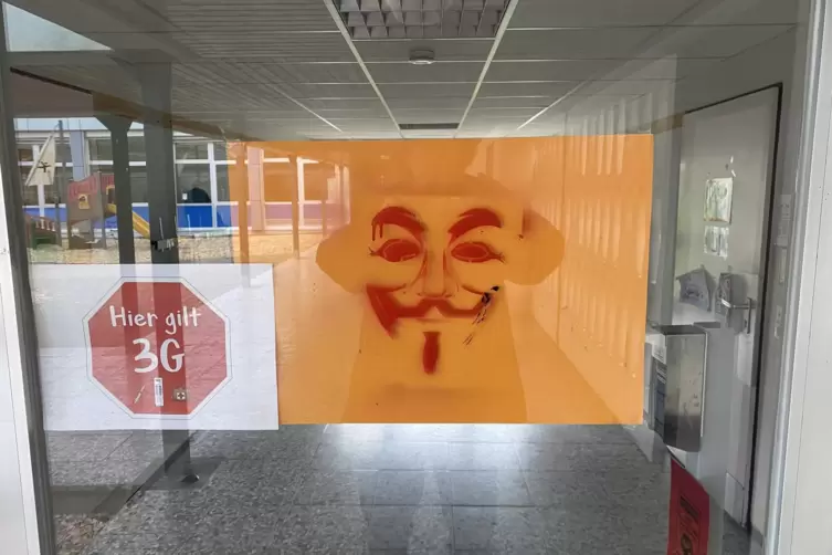 Symbol f&uuml;r Widerstand: Eine stilisierte Guy-Fawkes-Maske an einer T&uuml;r im Dorschberg-Schulzentrum.