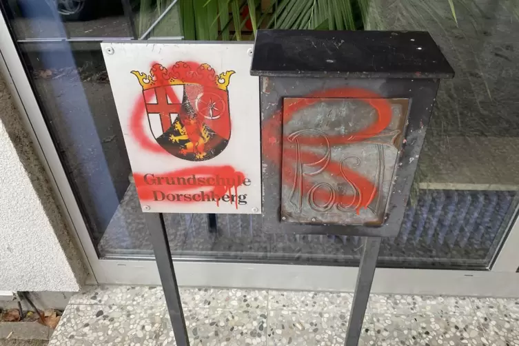 Verschmiert: Eingangsbereich der Grundschule Dorschberg.