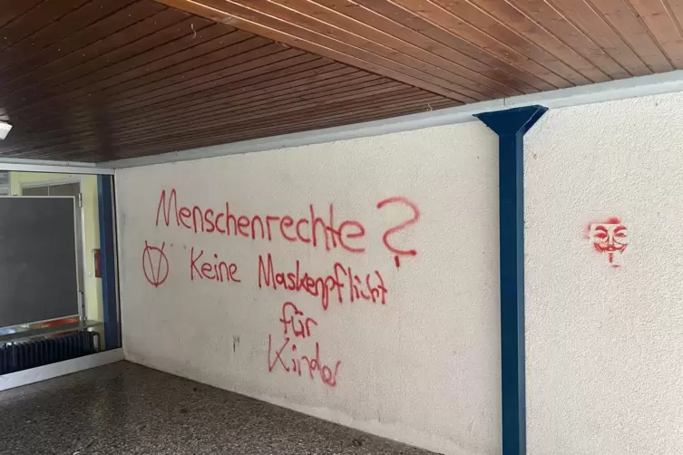 Gegen Maskenpflicht f&uuml;r Kinder: Parole auf einer Wand im Schulzentrum &ndash; in Rot.