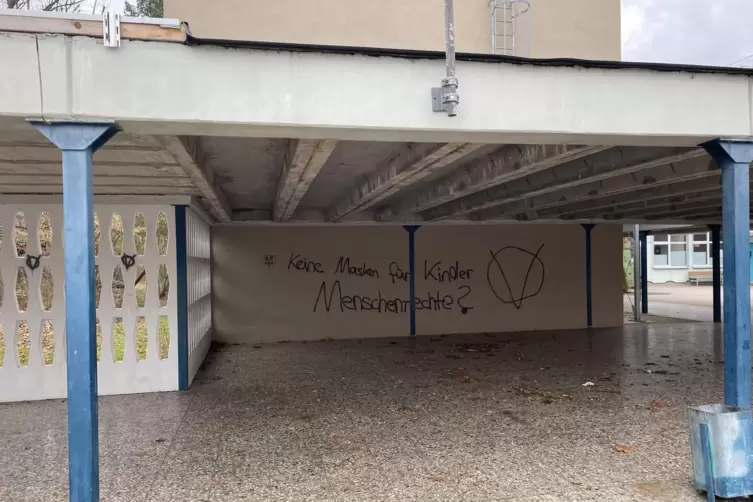 Gegen Maskenpflicht f&uuml;r Kinder: Parole auf einer Wand im Schulzentrum &ndash; in Schwarz.