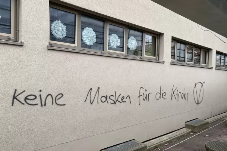 Gegen Masken f&uuml;r Kinder: Parole auf einer Wand im Schulzentrum.