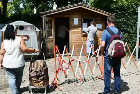 Ehrenamtliche helfen dabei, das regelmäßige Angebot aufrecht zu erhalten.