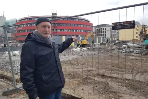 Auf dem ehemaligen Halberg-Areal entsteht das „Ludwigs-Quartier“. Christoph Heller zeigt auf die Baustelle. 