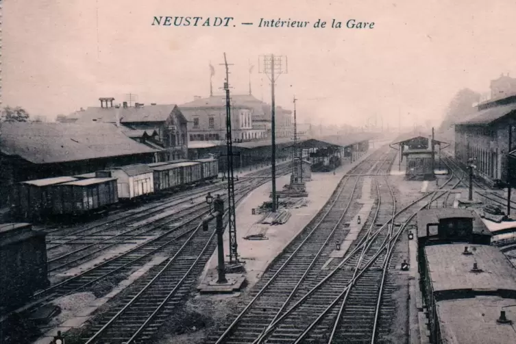 Eine Postkarte von circa 1915 zeigt den Neustadter Hauptbahnhof. 