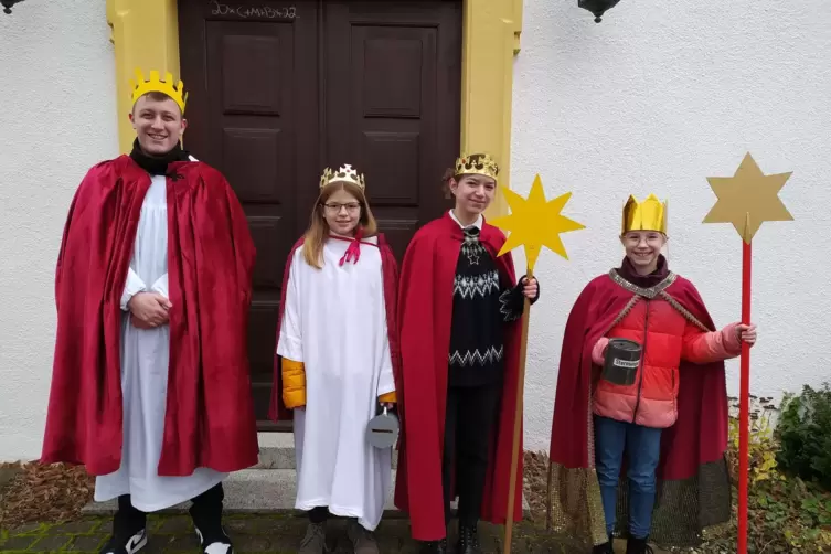 Die Sternsinger der Pfarrei Heiliger Sebastian dürfen den Segen ausbringen. 