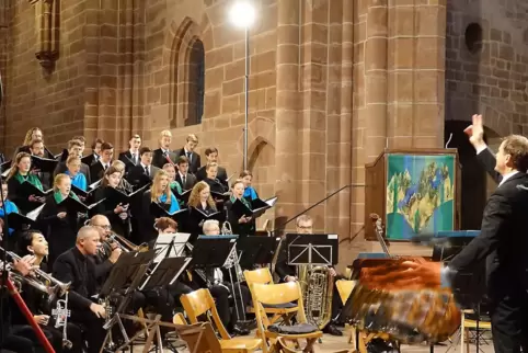 Die Evangelische Jugendkantorei der Pfalz unter Leitung von Landeskirchenmusikdirektor Jochen Steuerwald 2021 in Kaiserslautern.