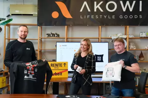 Von witzig bis liebevoll reicht die Palette der Geschenkartikel, die Akowi in Frankenthal bedruckt. Die Köpfe hinter dem Familie