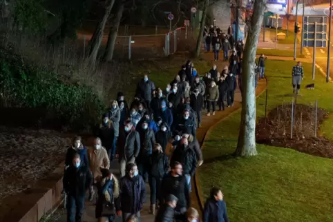 Mit 350 Teilnehmer war der als „Spaziergang“ bezeichnete Corona-Protest in Pirmasens einer der größeren in der Pfalz am Montagab