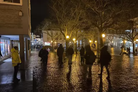 Vom Herzogplatz vorm Rathaus zogen knapp 100 Menschen am Montag durch die Fußgängerzone.
