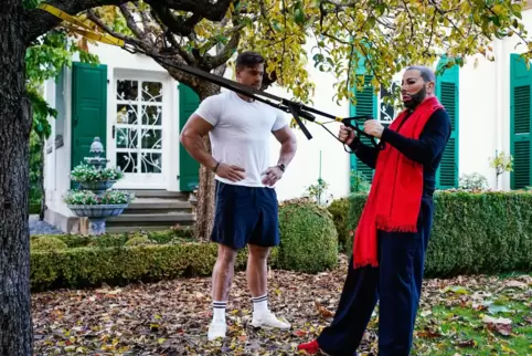 Im heimischen Garten bereitet sich Harald Glööckler auf das Dschungelcamp vor.