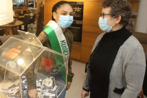 Kuseline Clara de Oliveira Seyler zog die Gewinnerlose der Weihnachtslos-Aktion. Recht im Bild: Lions-Club-Präsidentin Bärbel Sc