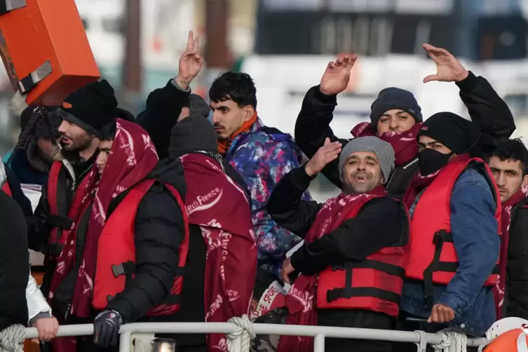 Eine Gruppe Migranten handelt, wird nach einem Zwischenfall mit einem kleinen Boot im Ärmelkanal nach Dover gebracht. 