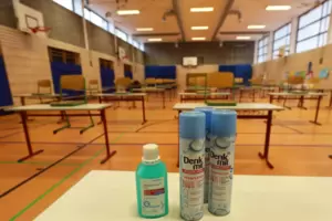 Abstand und ein Lüftungskonzept: Die Schulturnhalle des Kant-Gymnasiums ist für die Abiturienten bereit. Abstand und ein Lüftungskonzept: Die Schulturnhalle des Kant-Gymnasiums ist für die Abiturienten bereit.