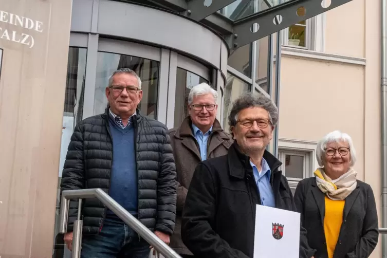 Wechsel im Schiedsamt: Manfred Mahr (links) wurde von Direktor des Amtsgerichtes Rockenhausen Thomas Edinger (hinten stehend) ve