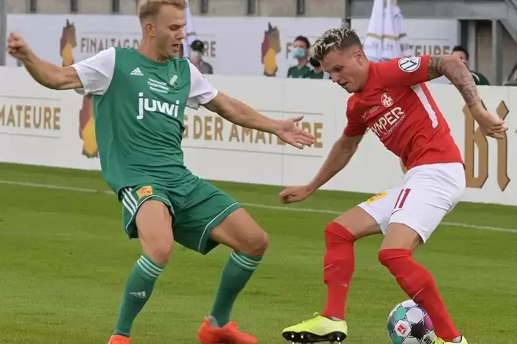 Felix Reißmann (links) hat mit Waldalgesheim im Verbandspokalfinale 2020 gegen den 1. FC Kaiserslautern mit Florian Pick gespiel