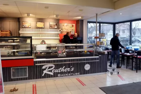 In der Vorkassenzone des Edesheimer Marktes können ab Mittwoch Waren der Bäckerei Reuther erworben werden. In der Vorkassenzone des Edesheimer Marktes können ab Mittwoch Waren der Bäckerei Reuther erworben werden.