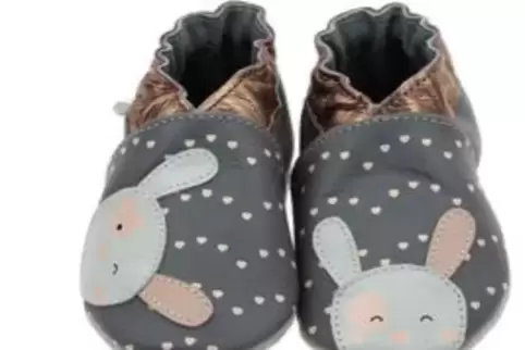 Robeez-Krabbelschuhe des Modells „Greeting Rabbit“ hat die Royer Deutschland zurückgerufen.