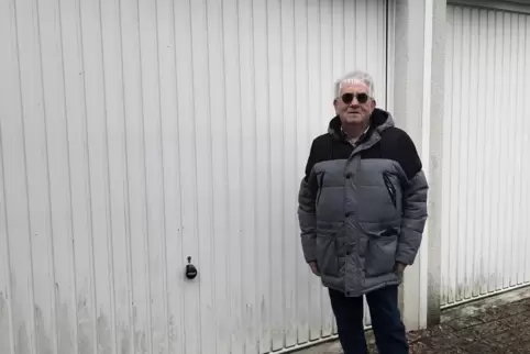Ortsbürgermeister Kurt Waßner vor den Garagen beim Dorfgemeinschaftshaus. Sie reichen als Unterstellplatz für Gerätschaften nich