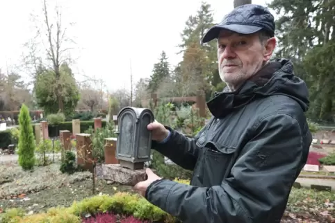 Die Laterne stand schon auf dem Grab der Eltern. Nun möchte Peter Becker sie aufs Grab des Bruders stellen. 