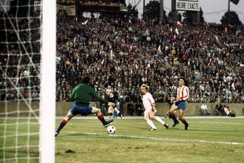 Uli Hoeneß erzielt das 1:0 gegen Atlético im Finale 1974.