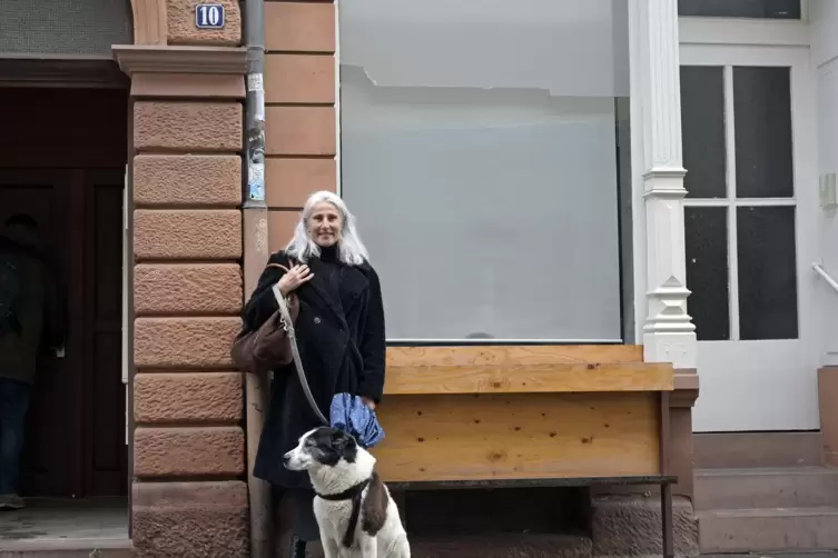 Die Tür ist zu, der Schlüssel abgegeben: Deborah Musso und Hund Joko vor der Ten Gallery in Mannheim.