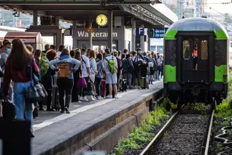 Als der Flixtrain-Zug nach Berlin am 11. August im Stuttgarter Hauptbahnhof bereitgestellt wurde, warteten zahlreiche Reisende –