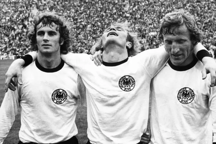 Rainer Bonhof, Uli Hoene&szlig; und Hans-Georg Schwarzenbeck (von links) nach dem Sieg beim Endspiel der Fu&szlig;ball-Weltmeisterschaft 197