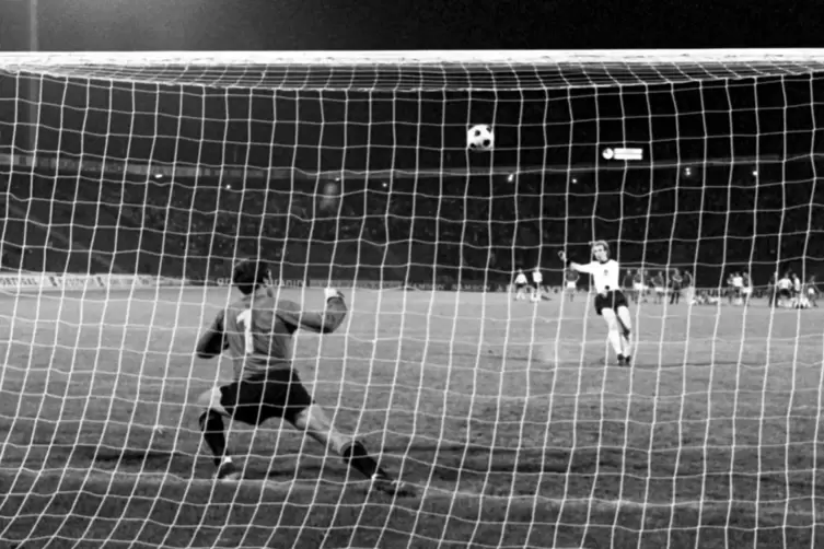 Uli Hoene&szlig; schie&szlig;t im Finale der Europameisterschaft 1976 beim Elfmeterschie&szlig;en in den Nachthimmel von Belgrad.