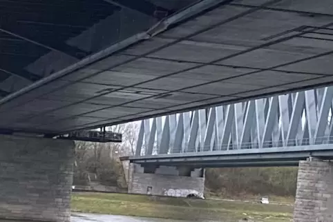 Die Container stießen genau unterhalb einer Querstrebe an die Brücke. Die Querstreben tragen die äußere Lastwagenspur. 