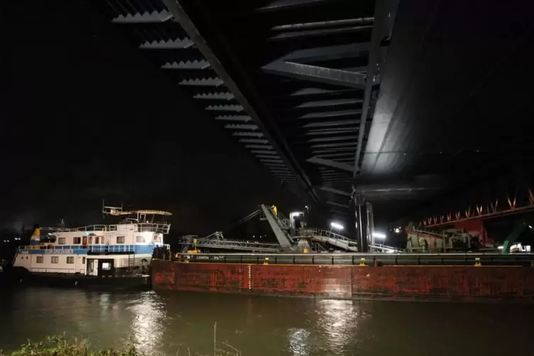 Ein Schubverband mit einem Bagger hatte 2010 die Rheinbr&uuml;cke gerammt. Ankerstreben standen zu weit nach oben. Zum Baggern werden