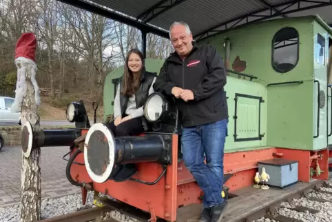 Unverkennbar: Der Gastronom Matthäus Burkhart ist Eisenbahnfan. Und stolzer Vater: Seine Tochter Elena wird den Betrieb einmal w