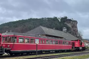Ankunft des alten Triebwagens im November. Ankunft des alten Triebwagens im November.