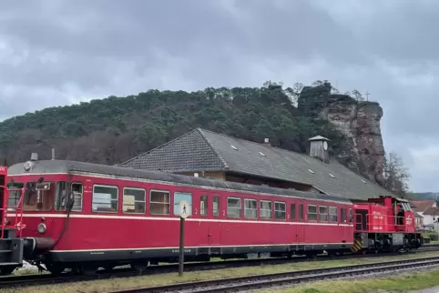 Ankunft des alten Triebwagens im November. 