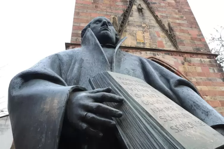 Das Luther-Denkmal vor der Stiftskirche in Landau. 