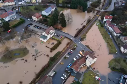 „Land unter“ in Rammelsbach – Hochwasser in der Ortsmitte und in der Schulstraße mit Kindergarten und Grundschule. Die Haschbach