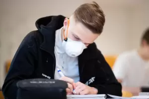 Durch das Tragen einer Maske fühlen sich viele Schüler in ihrer Konzentrationsfähigkeit eingeschränkt. Durch das Tragen einer Maske fühlen sich viele Schüler in ihrer Konzentrationsfähigkeit eingeschränkt.