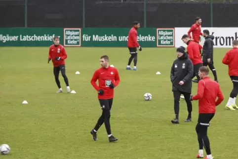 Erstes Teamtraining 2022: FCK-Coach Marco Antwerpen und seine Drittliga-Profis am Dienstagvormittag. 