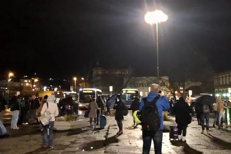 Viel Betrieb am Bahnhof in Kaiserslautern.