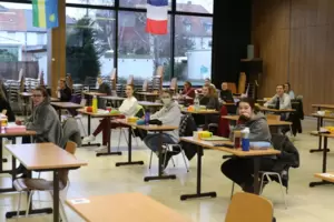 Im Gegensatz zu2021, als dieses Bild in der Aula des Leininger-Gymnasiums entstand, müssen die Abiturienten in diesem Jahr alle Im Gegensatz zu2021, als dieses Bild in der Aula des Leininger-Gymnasiums entstand, müssen die Abiturienten in diesem Jahr alle