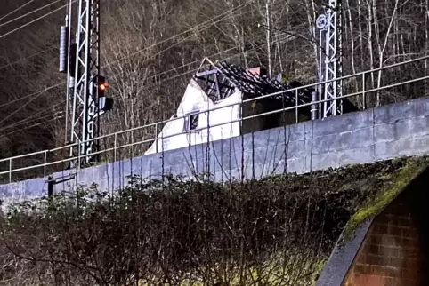Das ausgebrannte Wohnhaus drohte auf das  Gleisbett zu stürzen.