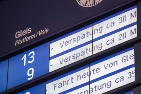 Als Gründe für die schlechten Pünktlichkeitswerte nennt die Bahn Streiks, Baustellen und die Flutkatastrophe. 