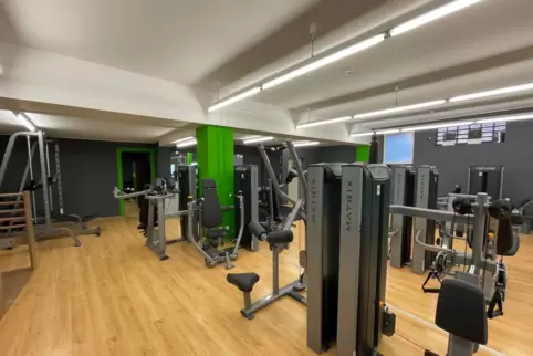 Freihantel-, Geräte-, Cardio- und Beweglichkeitstraining sowie Abnehmprogramme. Das alles gibt es im neuen „fit +“. 