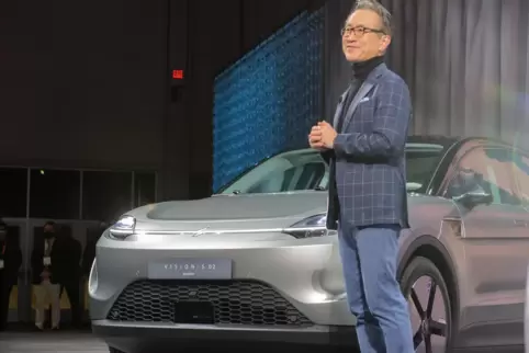 Sony-Chef Kenichiro Yoshida stellt das Elektroauto Vision-S02 auf der Technik-Messe CES vor. Sony ist nach Hitachi und Panasonic