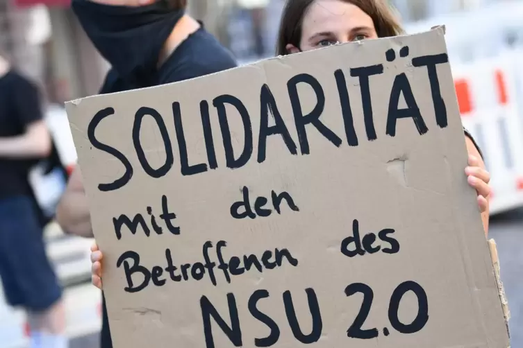 Demonstranten in Wiesbaden solidarisierten sich im Sommer 2020 mit den Empfängern der Drohschreiben.