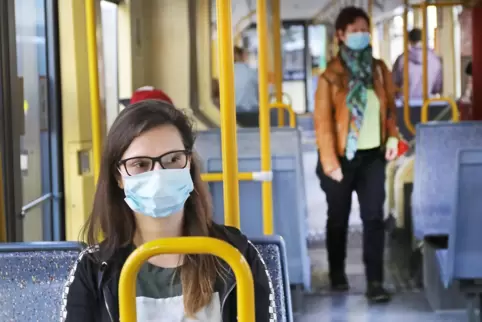 .Berlins Gesundheitssenatorin Gote schlägt eine FFP-Maskenpflicht im öffentlichen Nahverkehr vor. OP-Masken wie auf diesem Foto 